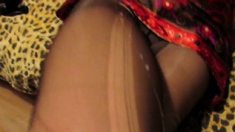 Cumming On Crossed Legs In Tights